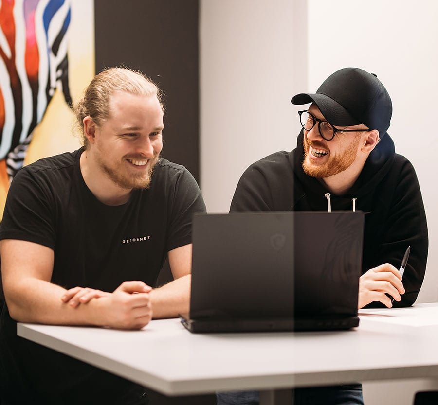 To fra GetOnNet-teamet ved en laptop